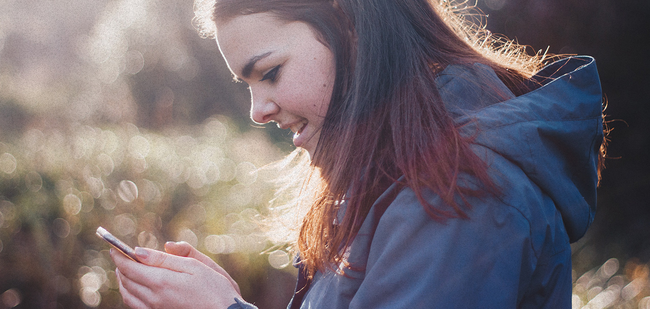 Fille au téléphone