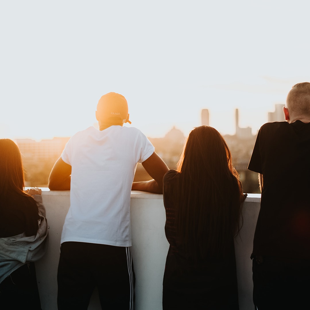 Amigos en un edificio