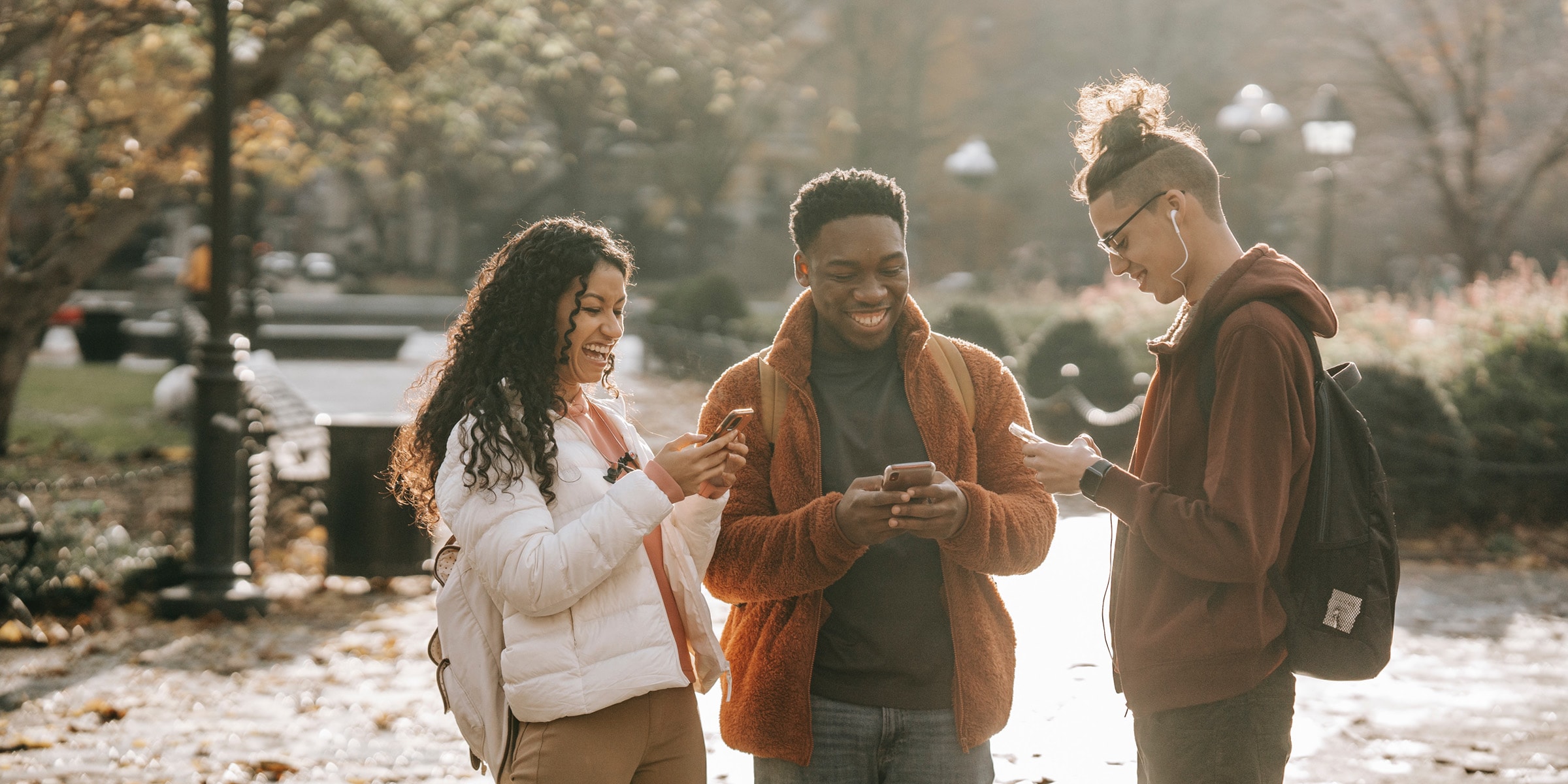 Bild: Freunde mit ihren Smartphones