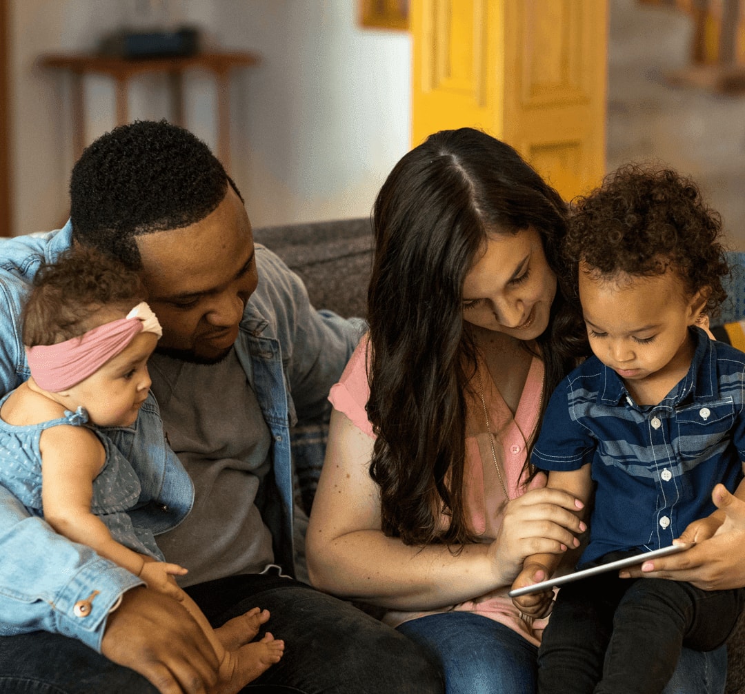 Família usando o App da Bíblia para Crianças