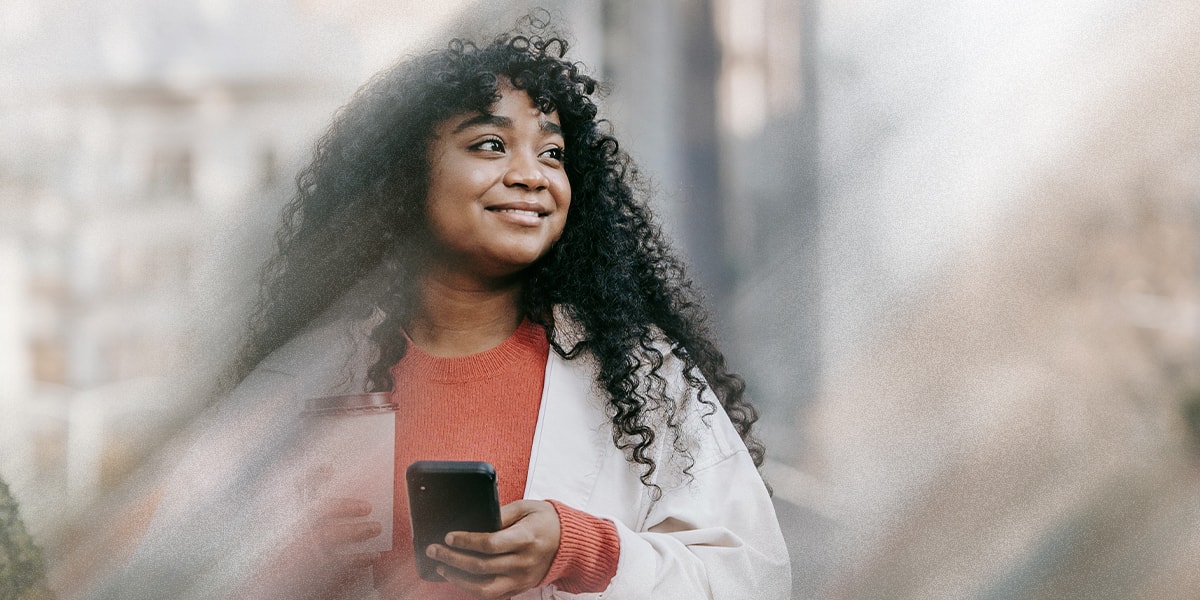 Mulher usando telefone